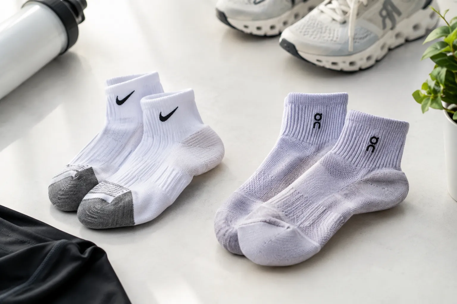 Laufsocken für Damen von Nike und ON A MISSION vergleichen
